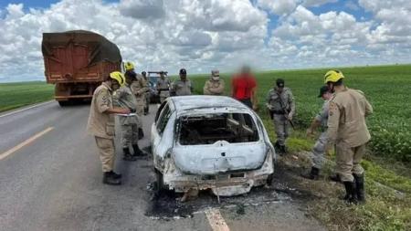 Imagem de um dos carros carbonizados