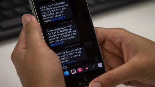 Imagem de um telefone mostrando mensagens de cobranças de bancos