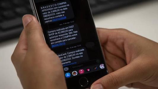 Imagem de um telefone mostrando mensagens de cobranças de bancos