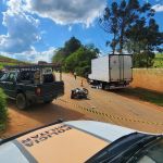 Motociclista morre atropelado por caminhão após colisão com caminhonete na MG-295, em Paraisópolis