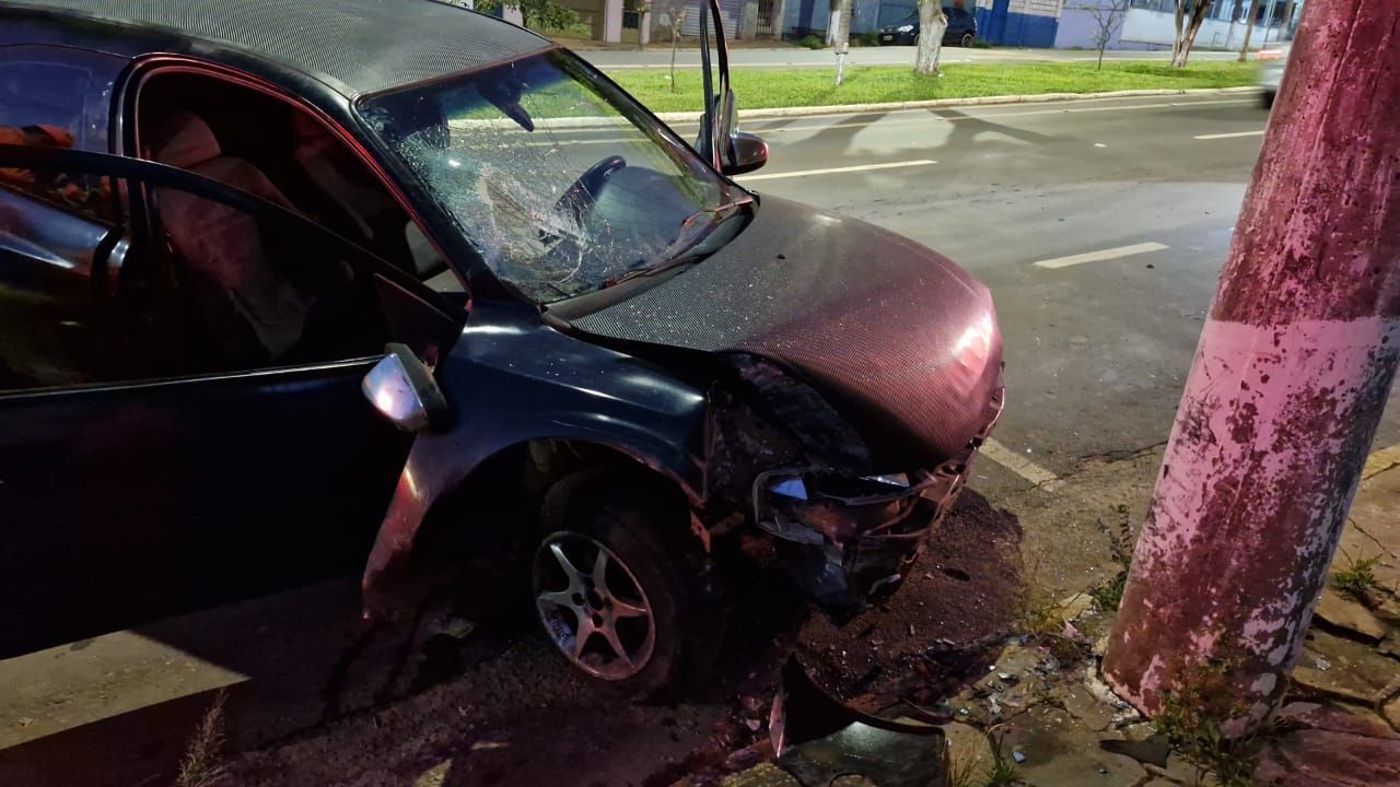 Carro bate em poste e deixa dois feridos em Alfenas