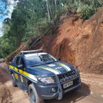 Chuvas causam bloqueios e queda de árvores no Sul de Minas