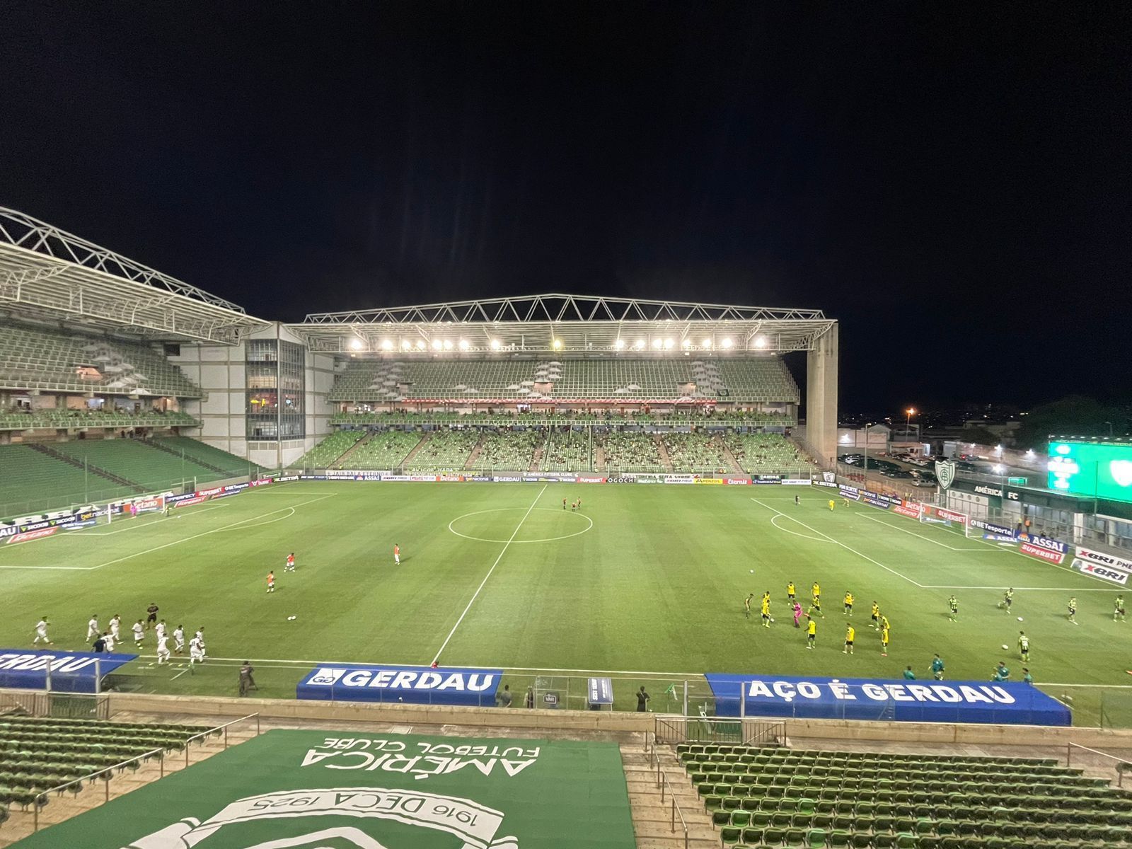 'Apagão' é resolvido, e jogo do América no Independência é retomando após quase 1h