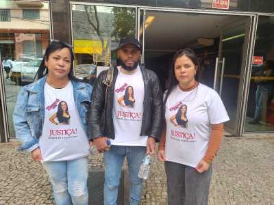 Familiares de Thayná Silva compareceram à audiência de instrução usando camisas com a foto da jovem e exibindo pedido de justiça