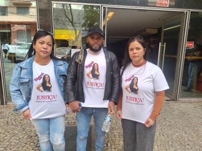 Familiares de Thayná Silva compareceram à audiência de instrução usando camisas com a foto da jovem e exibindo pedido de justiça