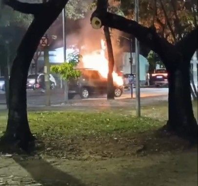 Vídeo: carro pega fogo em esquina de avenidas da Região Centro-Sul de BH