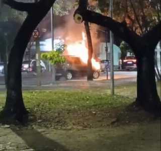Incêndio começou no motor do carro, que ficou parado em meio ao trânsito