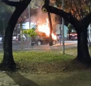 Incêndio começou no motor do carro, que ficou parado em meio ao trânsito