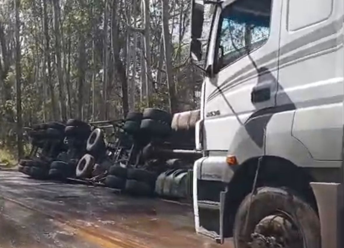 Caminhão de soda cáustica tomba, interdita BR-356 totalmente e ameaça ribeirão