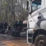 Caminhão de soda cáustica tomba, interdita BR-356 totalmente e ameaça ribeirão