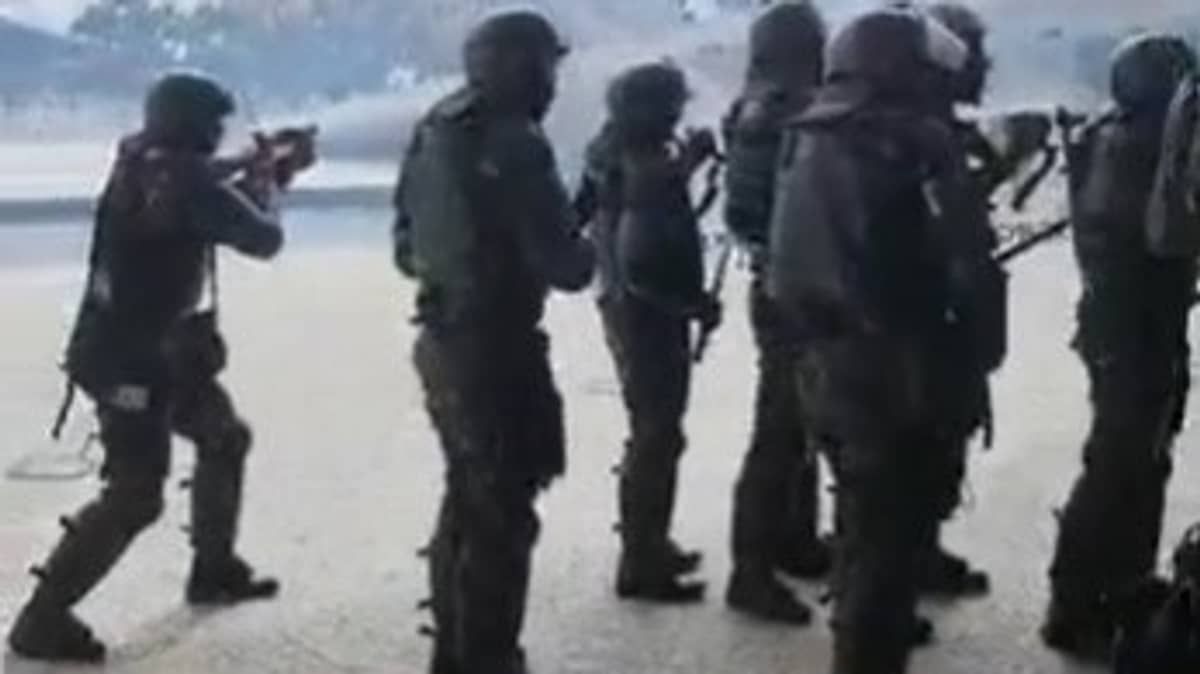 Vídeo mostra desorganização de militares em invasão ao Planalto e PM dando ordens ao Exército