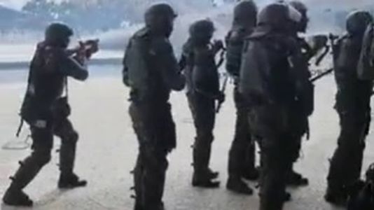 Imagem gravada com celular mostra tropa sem comando