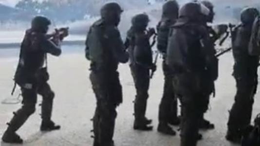 Imagem gravada com celular mostra tropa sem comando