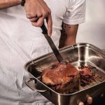 Homem processa ex após ela viajar e ele assumir 'tarefas domésticas' 