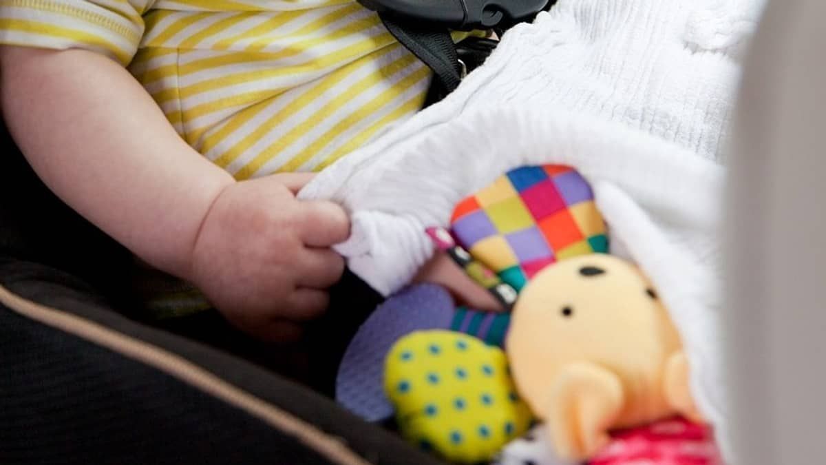 Bebê de 11 meses morre dentro do carro enquanto mãe rezava na igreja  