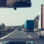 Adolescentes sem carteira de motorista podem dirigir carros de luxo e caminhões  