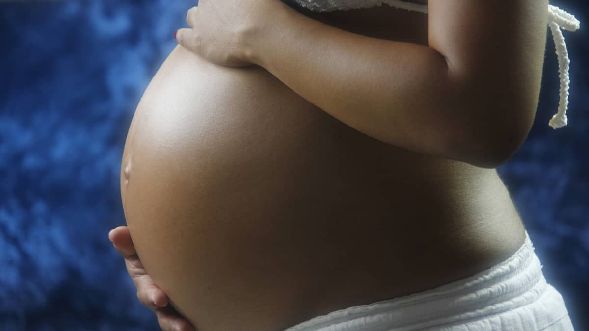 Mulher morre após carregar feto morto na barriga por 9 anos