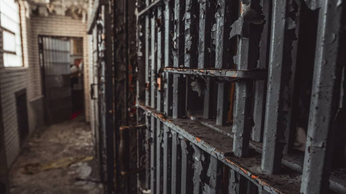 Suspeito de matar 23 pessoas é condenado a 90 penas de prisão perpétua