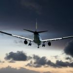 Filho é proibido de viajar de avião com os pais e empresa aérea é condenada pela Justiça  