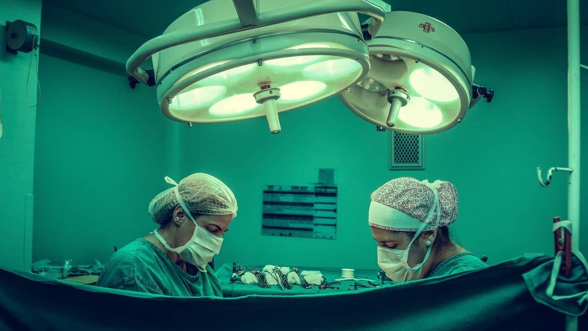 Mulheres com paralisia fazem implantes no cérebro e voltam a falar