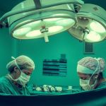 Mulheres com paralisia fazem implantes no cérebro e voltam a falar