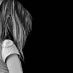 Duas meninas confessam ter esfaqueado outra de 12 anos até a morte