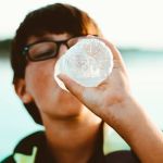 Idosos e crianças no calor: o que fazer para evitar desidratação e problemas respiratórios? 