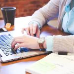 Mulher será indenizada após ser chamada de 'velha gagá' no trabalho em São Paulo