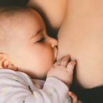 Mãe é denunciada pela Justiça por amamentar e provocar morte da filha de sete meses; entenda  