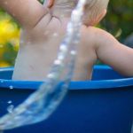 Bebê de oito meses engatinha, cai em balde e morre afogado no interior de Minas