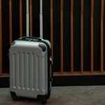 Corpo de homem é encontrado em mala após encontro por aplicativo 