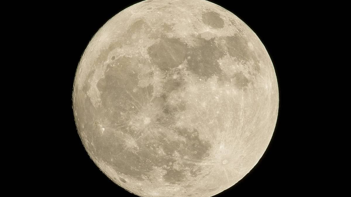 Entenda fenômeno impressionante da 'Lua de morango' vista no céu do Brasil 
