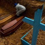 Polícia encontra quase 200 corpos após 'mau cheiro' em funerária  