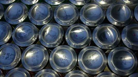 Imagem ilustrativa - Latas de alumínio