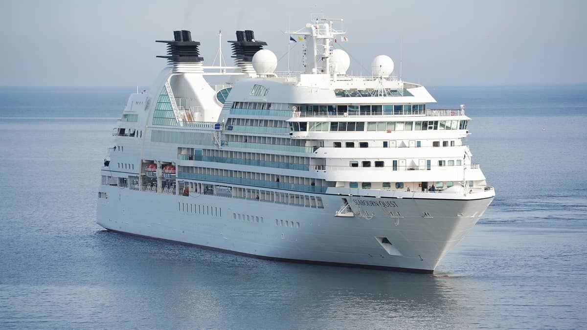 Homem é deixado em congelador de bebidas após morrer durante viagem de navio; viúva pede R$ 5 milhões  