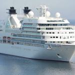 Homem é deixado em congelador de bebidas após morrer durante viagem de navio; viúva pede R$ 5 milhões  