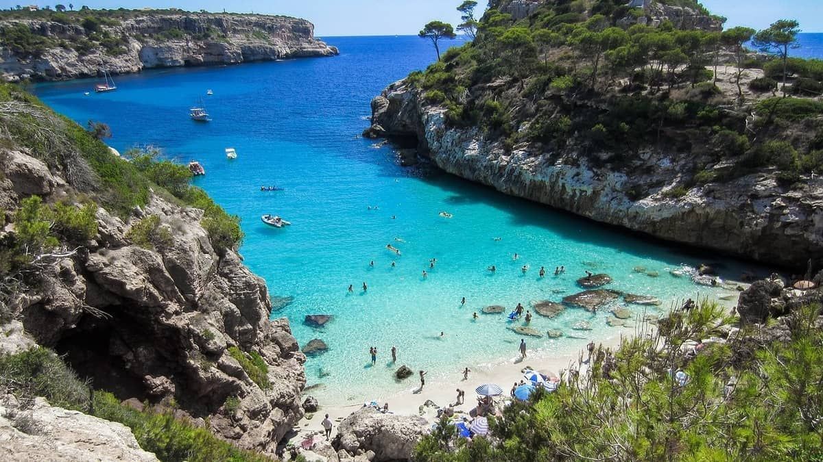 Turistas britânicos suspeitos de estuprar mulher são presos momentos antes de embarcarem
