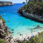 Turistas britânicos suspeitos de estuprar mulher são presos momentos antes de embarcarem