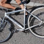 Ciclista é salvo pelo Samu após bater em moto e sofrer parada cardíaca