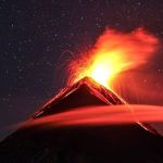 Vulcão em atividade deixa moradores da Costa Rica em alerta