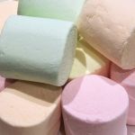 Mulher morre sufocada com marshmallows durante desafio: 'estava rindo'