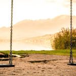 Criança é morta a tiros enquanto brincava no balanço de casa; suspeito é preso 