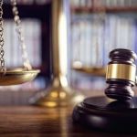 Neta furta carteira do avô e usa dinheiro para pagar dívida de drogas do namorado 