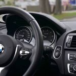 Mulher será indenizada por posto que abasteceu BMW com gasolina no lugar de diesel