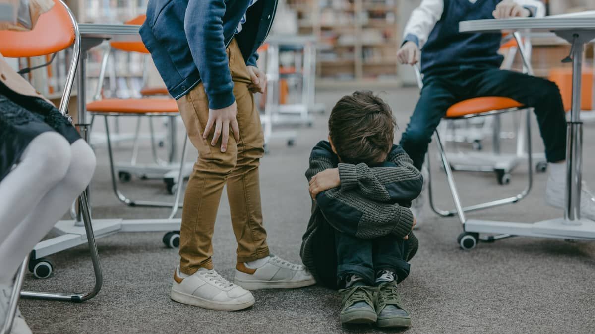 Jovem de 14 anos é preso na sala de aula por bullying contra colega trans na França