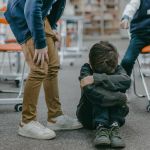 Jovem de 14 anos é preso na sala de aula por bullying contra colega trans na França