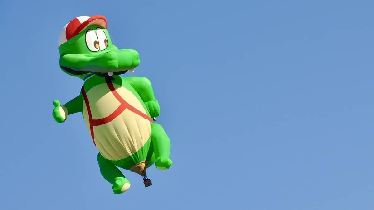 Menino de 5 anos morre após enfiar cabeça em balão de dinossauro  