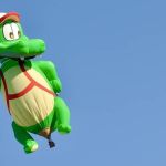 Menino de 5 anos morre após enfiar cabeça em balão de dinossauro  