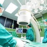 Médico e hospital são condenados por fotografar paciente na mesa de cirurgia