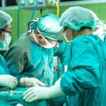 Médico e hospital são condenados por queimarem mulher durante cirurgia  